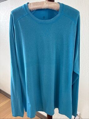 Men’s Lululemon long sleeve performance shirt.
